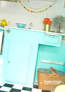 Kitchen_TheDazey_VintageTrailerRefurb_RhonnaFarrer