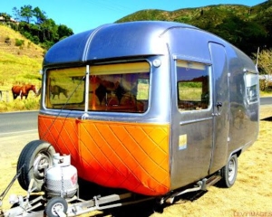 bubbles-retro-artdeco-vintage-fibreglass-1972-oxford-concord-new-zealand-caravan-hil-mario-stapper-life-enjoyers-wanaka-freedom-camping-the-flying-tortoise