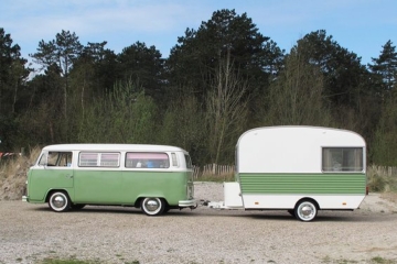 Volkswagen busje met caravan