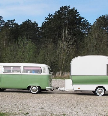 Volkswagen busje met caravan