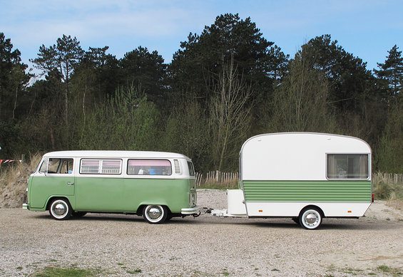 Volkswagen busje met caravan