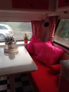 hoekje caravan rood wit roze