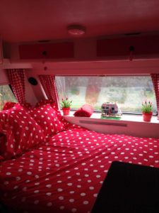 rood wit stippen caravan bed