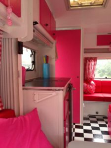 roze met stippen caravan 2