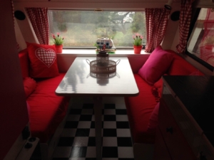 zitplaats rood wit roze caravan