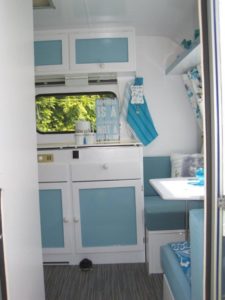 caravan blauw wit na keuken