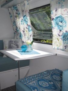 treinzitje klein caravan blauw wit