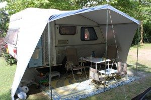 Kip caravan buiten | caravanity