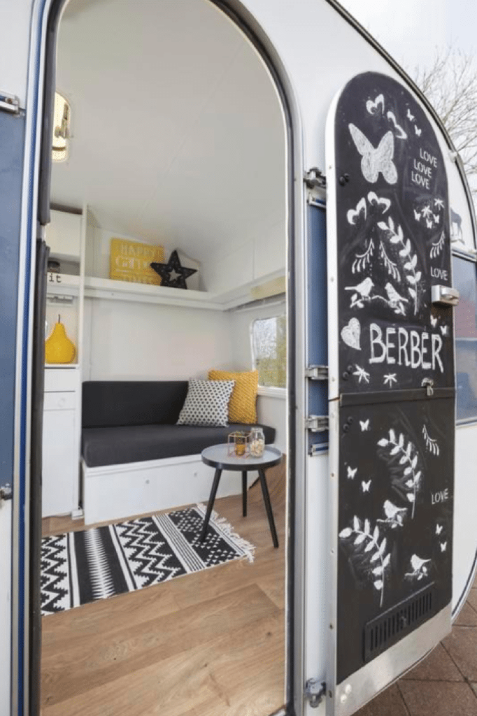 Caravanity | grafische caravan | geel 6