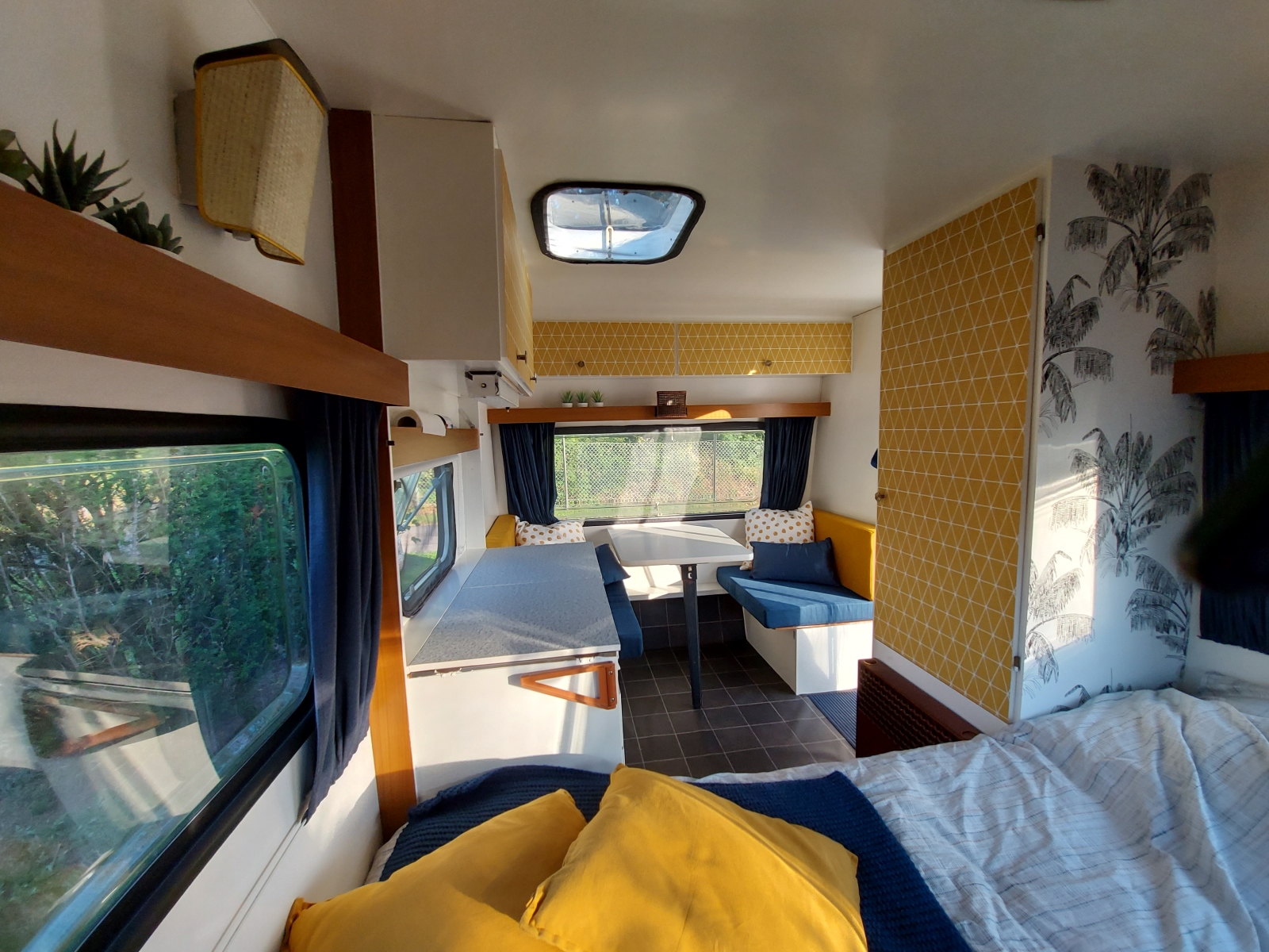 Buitensporig Snoep Vallen DIY: Je caravan behangen - Caravanity | happy campers lifestyle